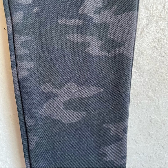 SPANX Dark Blue, Green, Lavender Camo Leggings Sleek Form-Fitting Design NWOT - Picture 6 of 7